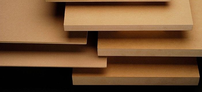 Caja de tornillos para madera sobre panel de madera fabricado